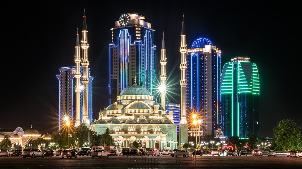 Мечеть "Сердце Чечни" на фоне ночных небоскрёбов "Грозный Сити", г. Грозный, Чеченская республика, Северный Кавказ, Россия