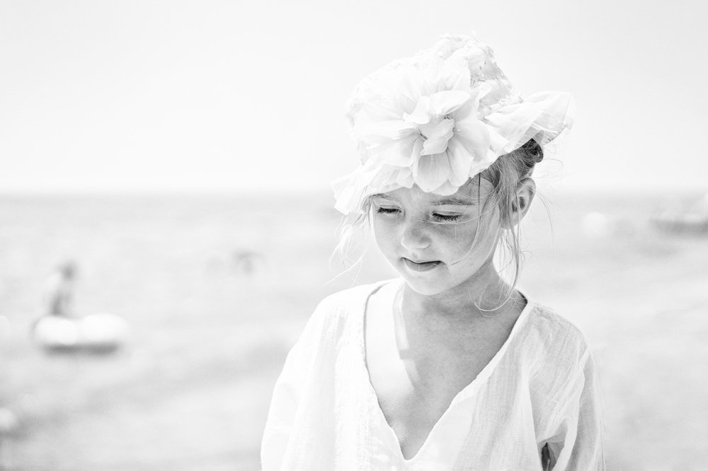 Девочка у моря