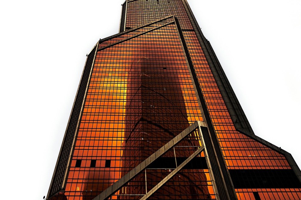 Отражение призрака восходящего небоскреба