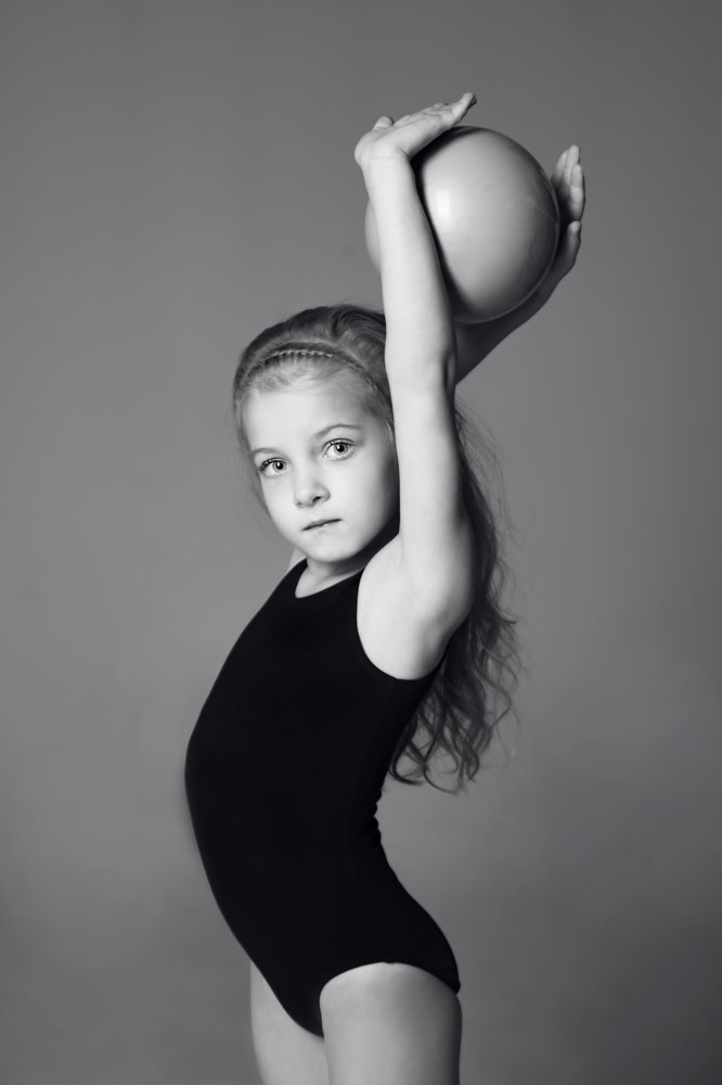 Гимнастка с мячем