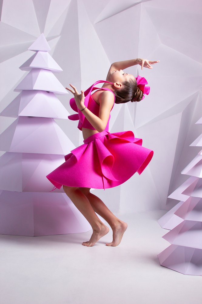 Орхидея в заснеженном лесу.