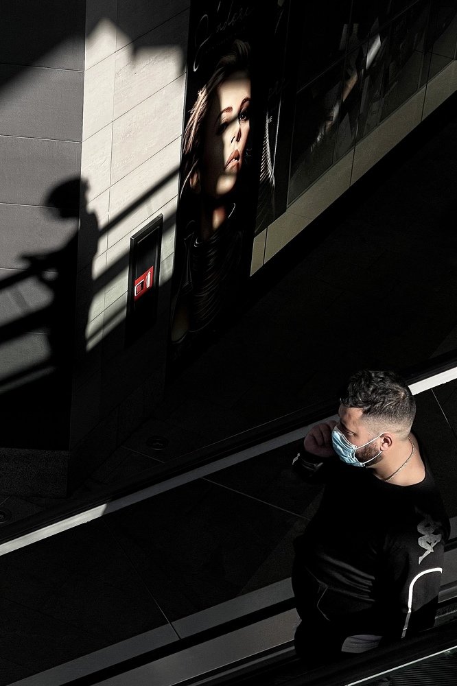 Observing between light and shadow