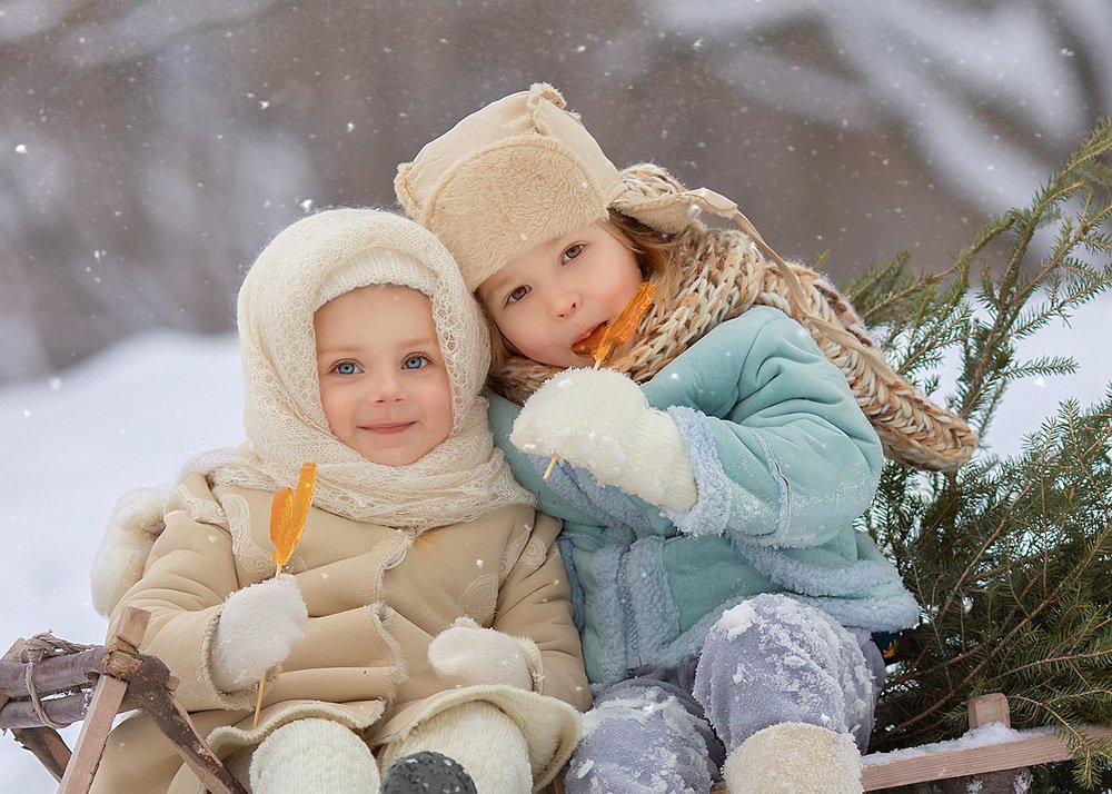 За рождественской елью
