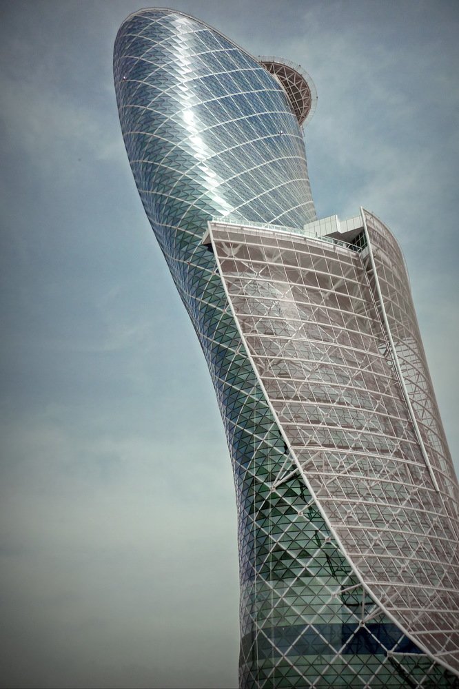 Абу Даби. Падающее здание.