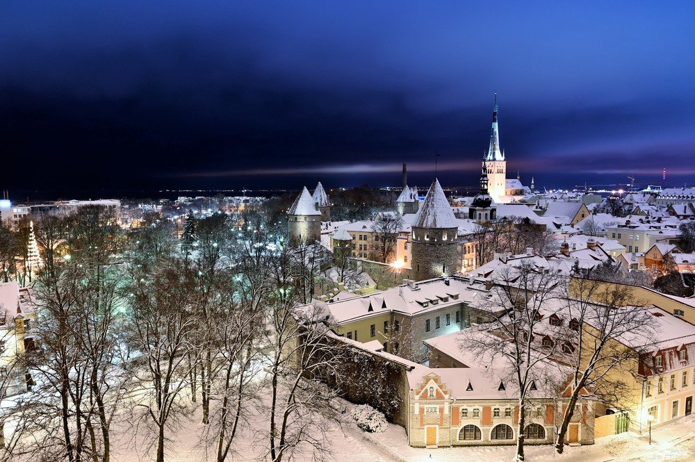 Ночной Таллинн в снегу.