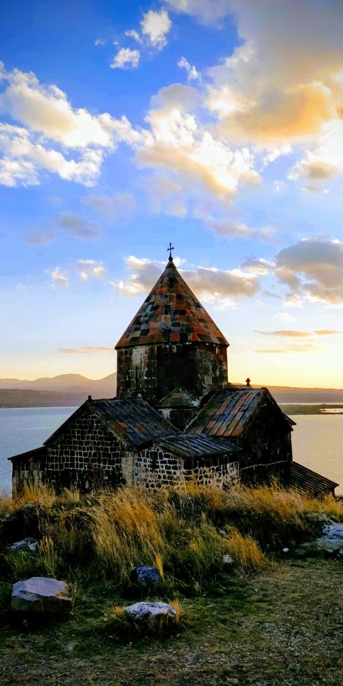 Армения. Севанаванк. Фундамент храма Св. Арутюн (305г.)