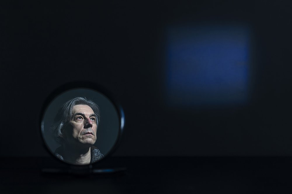 Автопортрет в круглом зеркале.