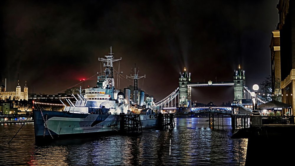 London - Tamisa Street and London Bridge view