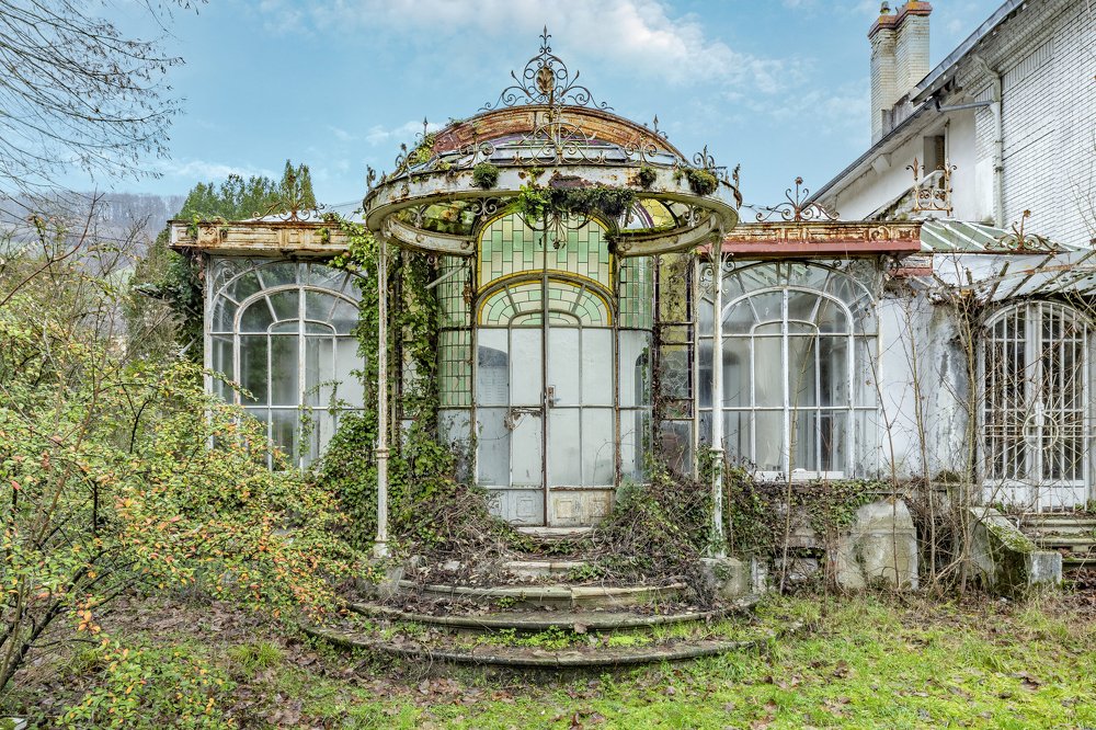 Photograph by FRANCIS MESLET