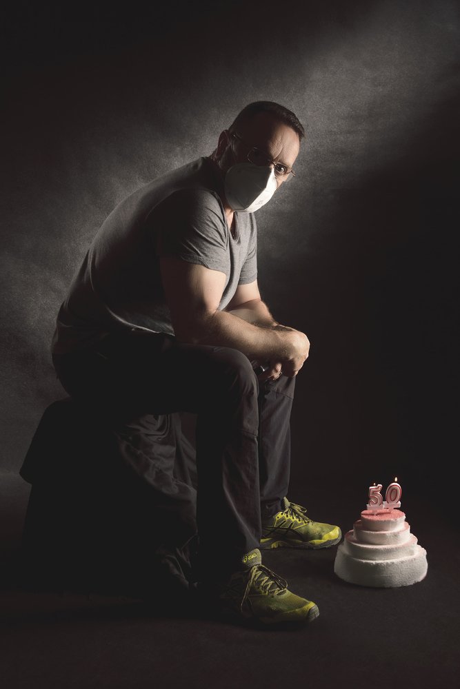 50 anys, confinat. / 50 years old, confined.