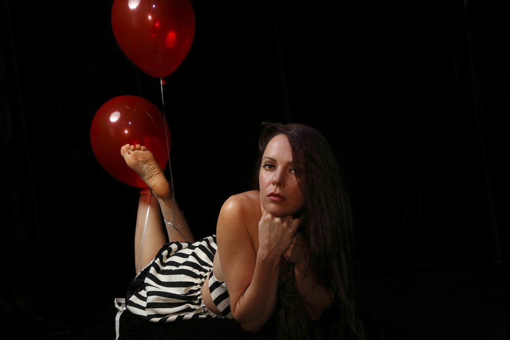 Портрет с красными шариками. Portrait with red balls