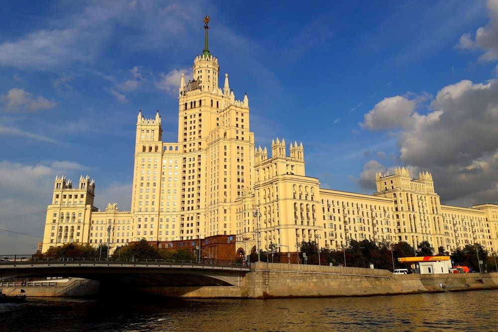 Высотка. Вид с круизного теплохода.