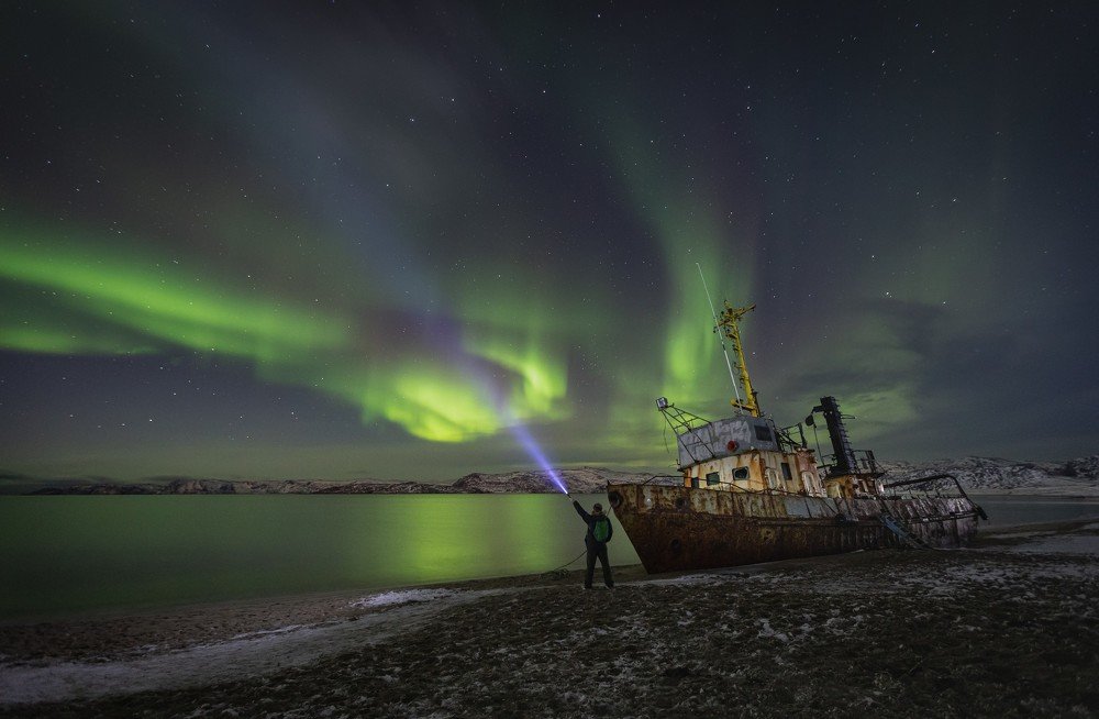 Человек, зажигающий северное сияние