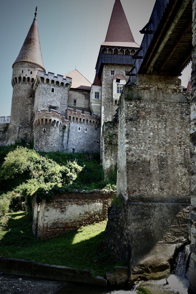 Темные стены