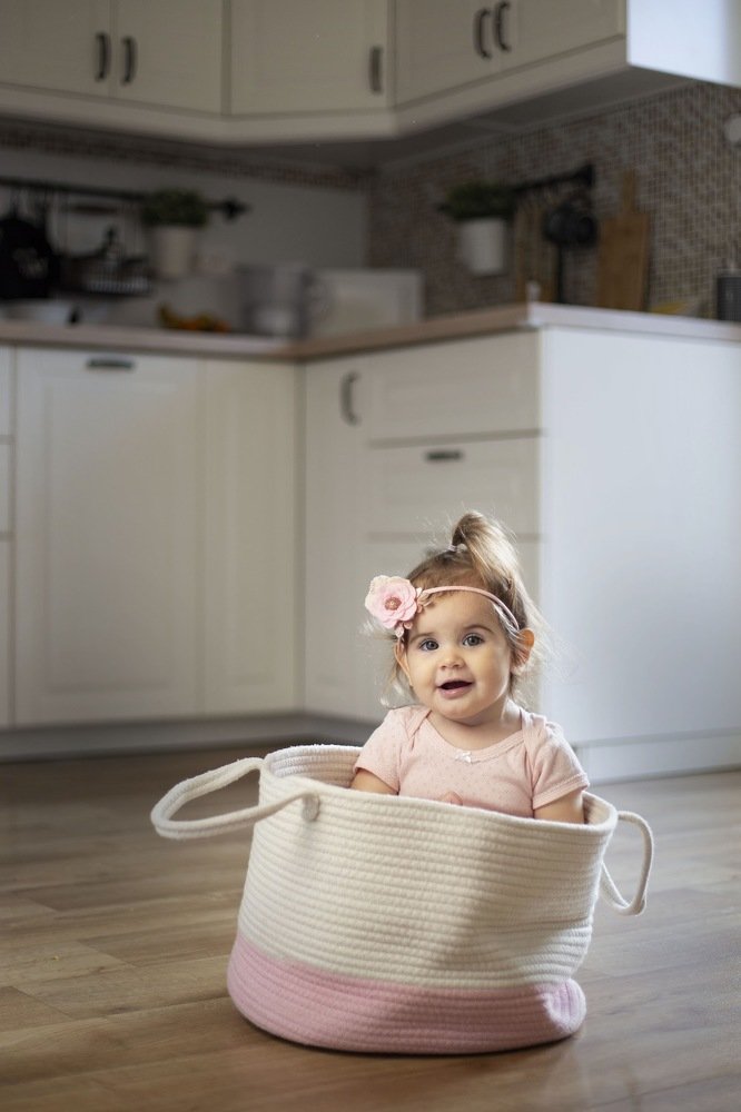 Девочка в корзинке