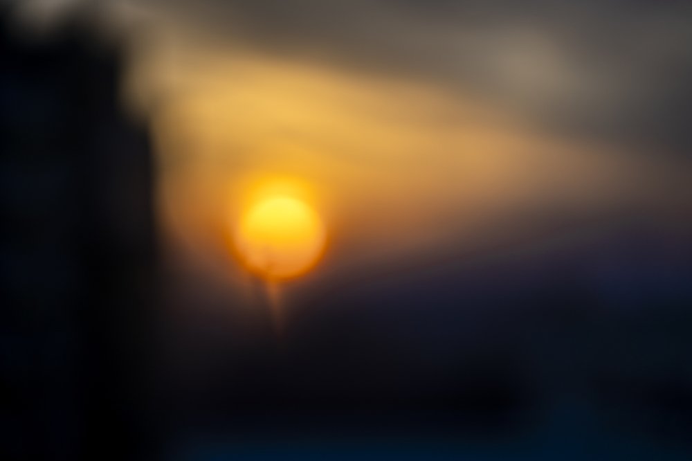 солнце смотрит на землю