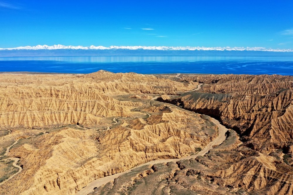 Дикий каньон. Южный берег озера Иссык Куль.Wild canyon. The southern shore of Issyk Kul lake.