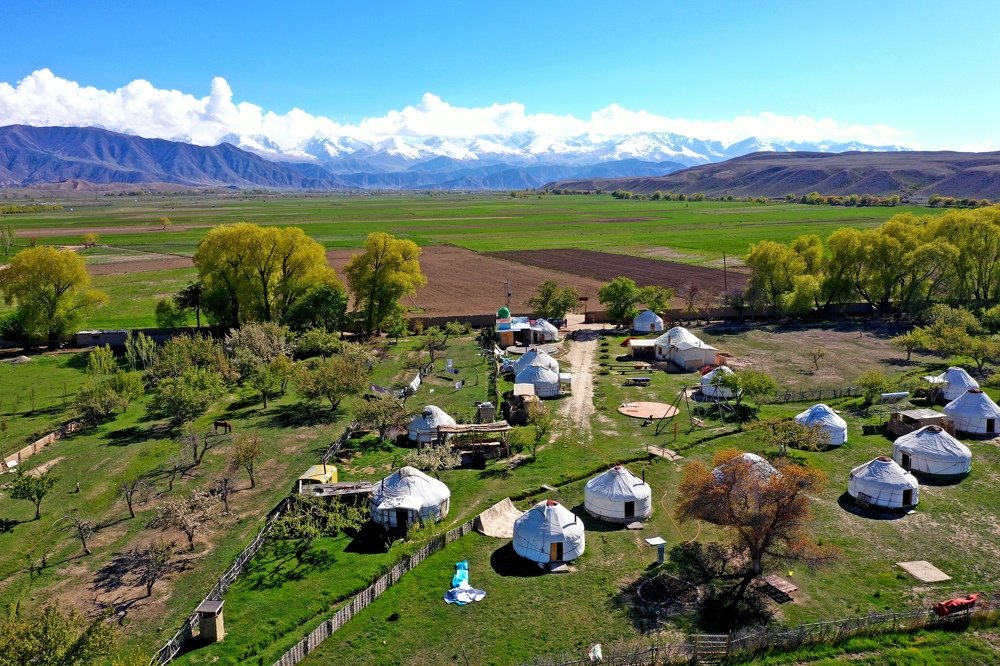 Весна. Южный берег озера Иссык Куль. Юрточный лагерь в районе посёлка Тонг. Кыргызстан.