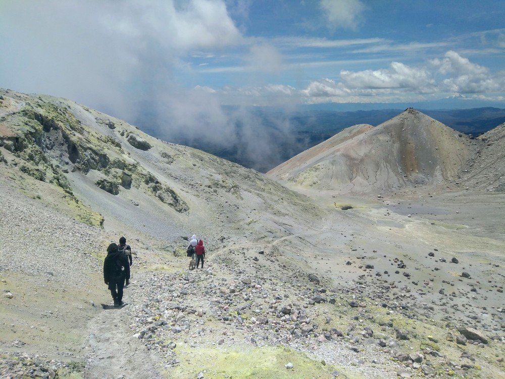 Senderistad caminando sobre la cumbre del volcán de fuego de los Andes.