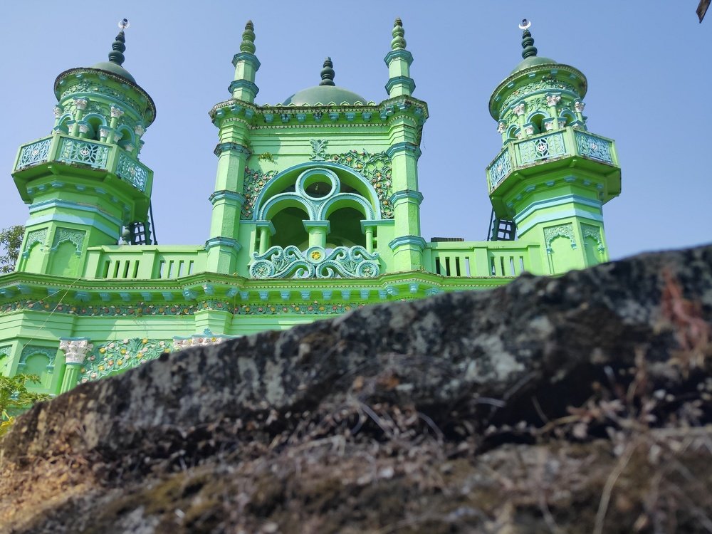 A mosque in front of pagoda.