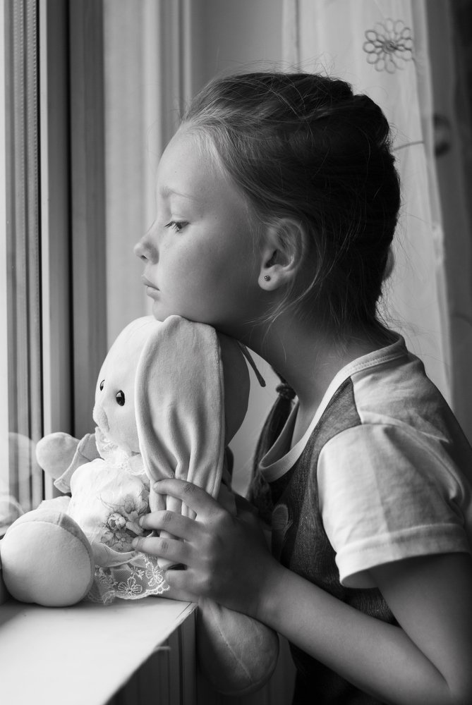 Девочка грустит