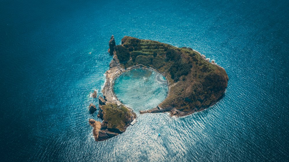 Photograph by Julio Pendilhe