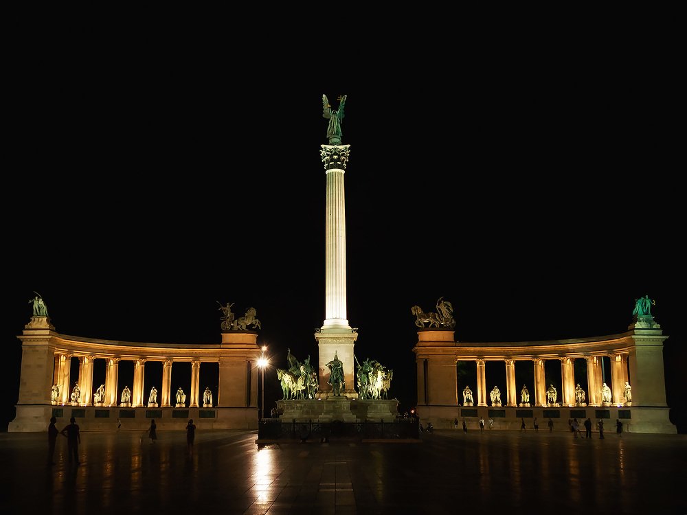 HEROES' SQUARE