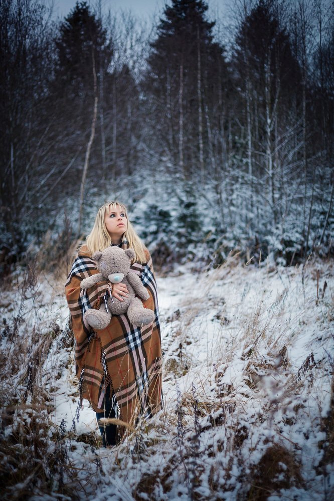Девушка с мишкой Тедди.