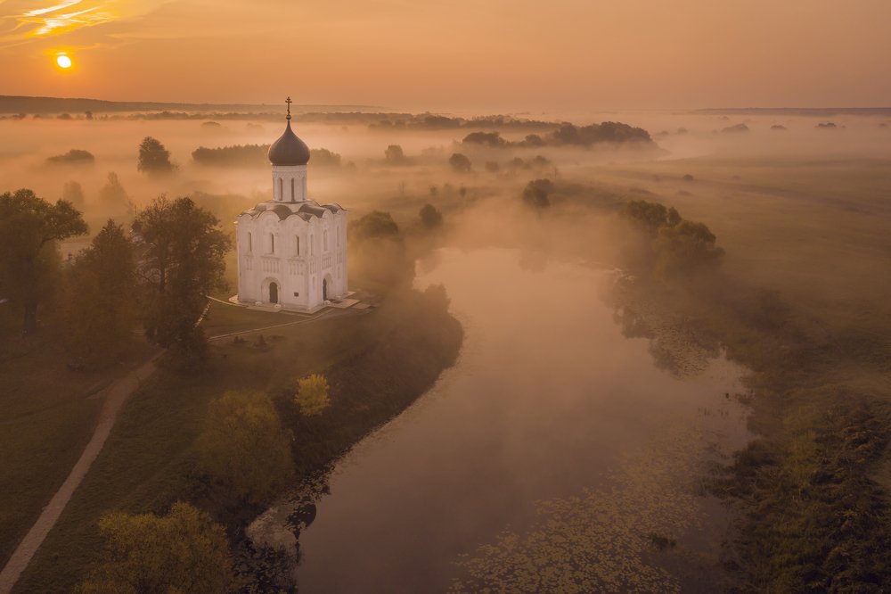 Церковь Покрова на Нерли на рассвете