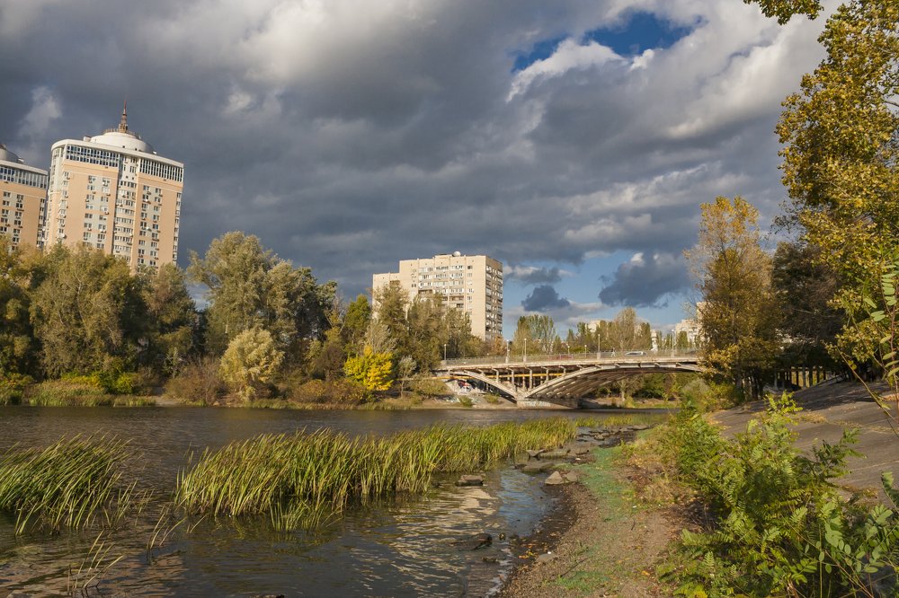 Киев.Русановская набережная осенью.