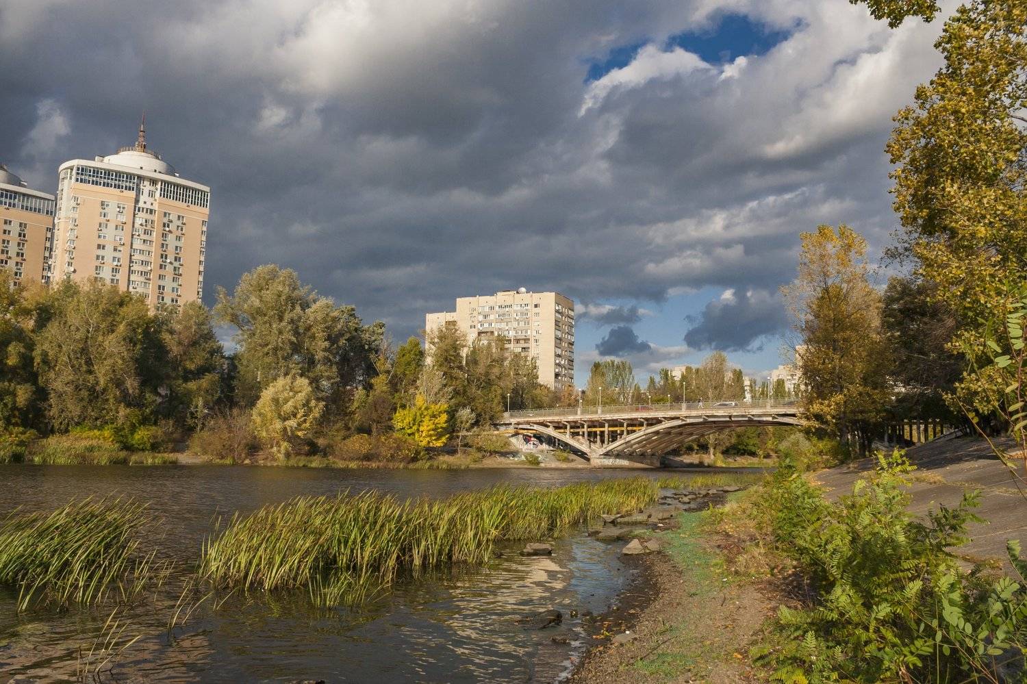 Киев.Русановская набережная осенью.