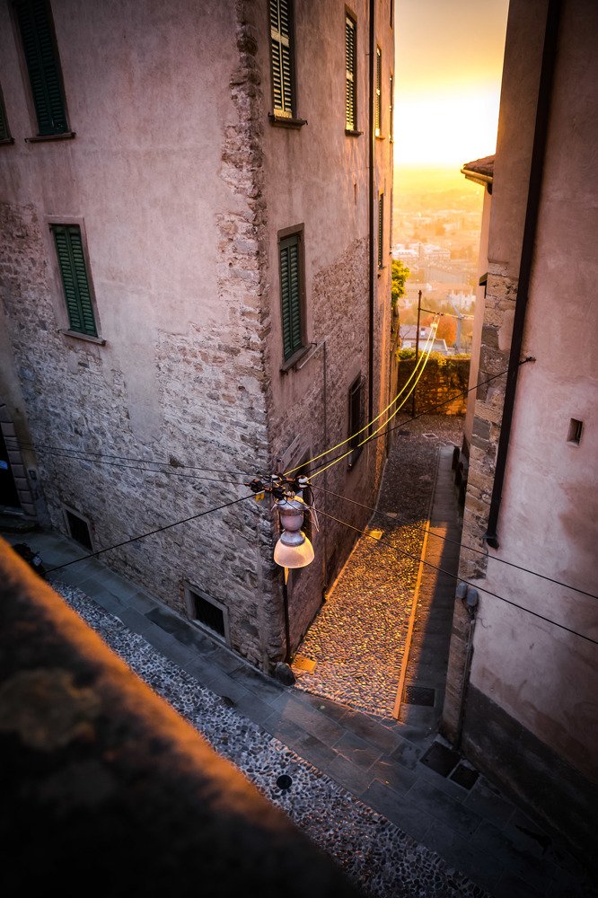 Улочки на уровне закатного солнца