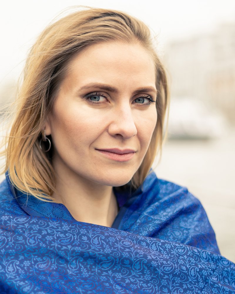 Девушка в палантине