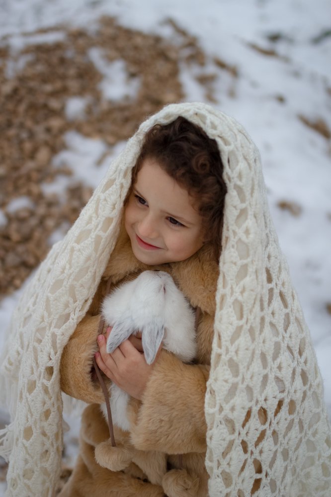 Девочка и кролик