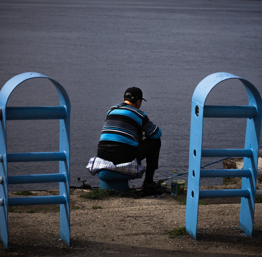 На набережной.