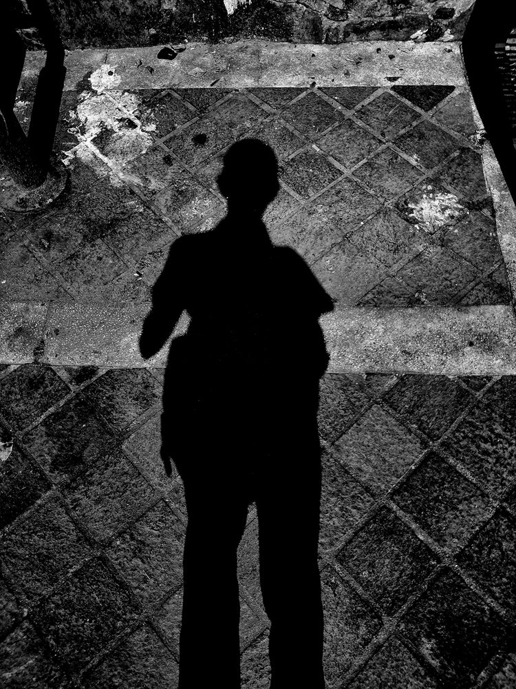 Autoretrato con triángulos