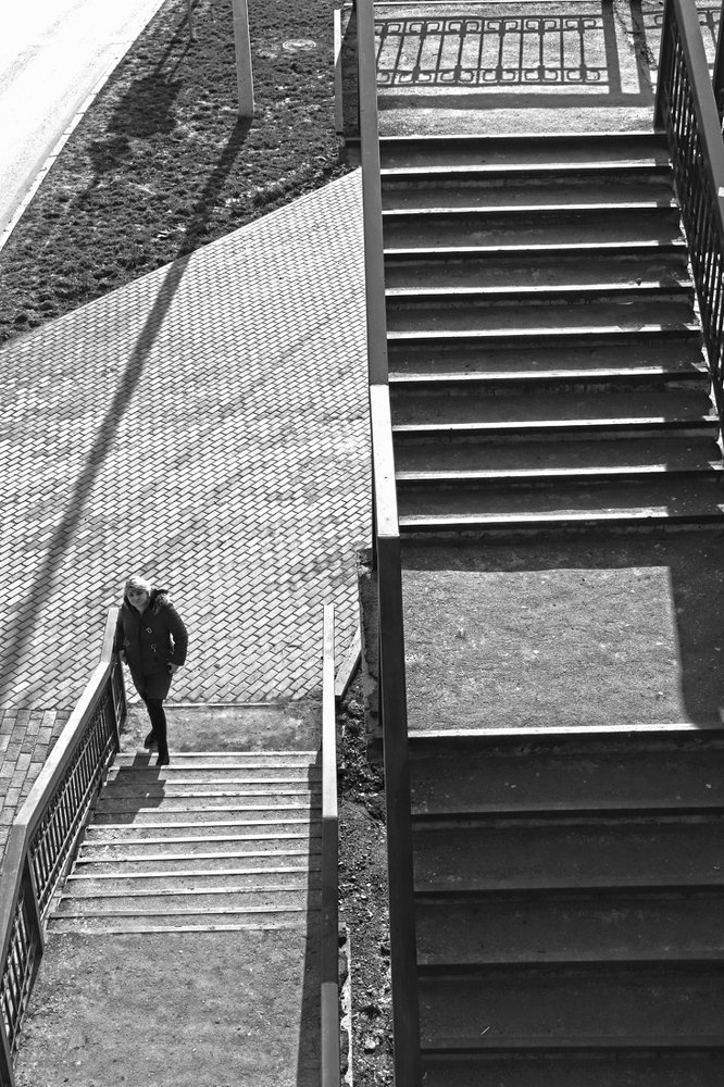 Девушка у моста