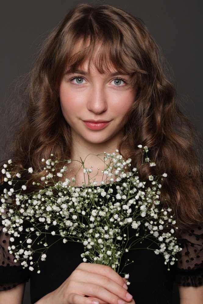 Девочка с гипсофилой