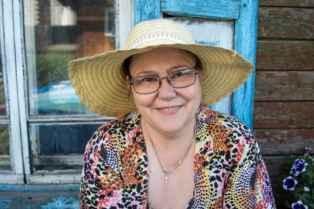 на завалинке старого дома