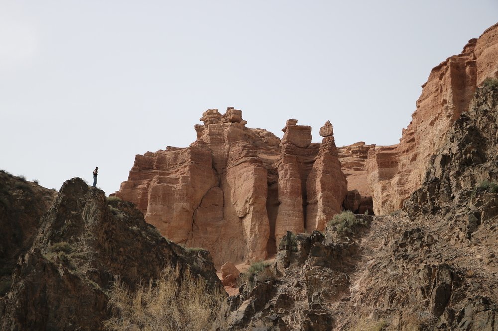 Чарынский каньон - столбы из осадочных пород.