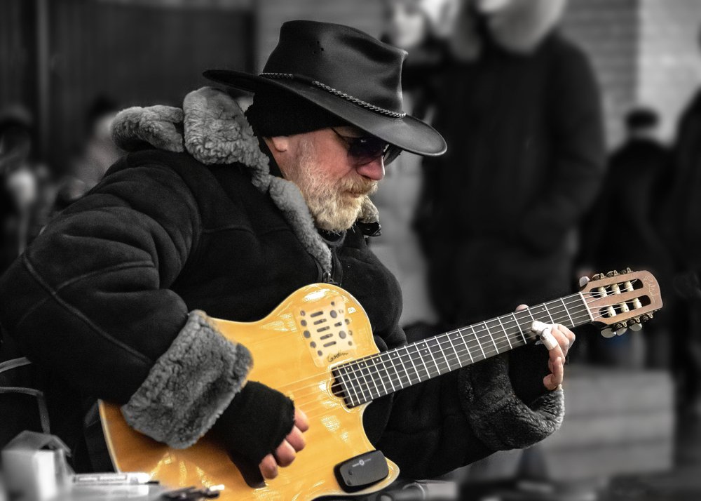 Уличный музыкант.