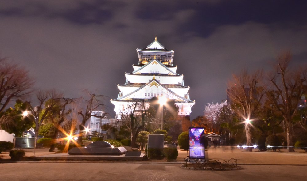 Osaka castle at night