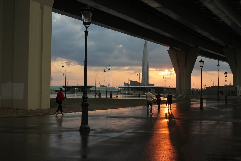 Лахта-Центр в Санкт-Петербурге и метро Новокрестовская.