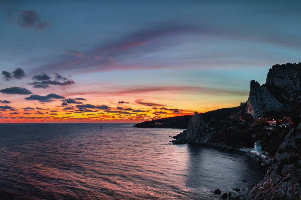 Закат в лунном свете.