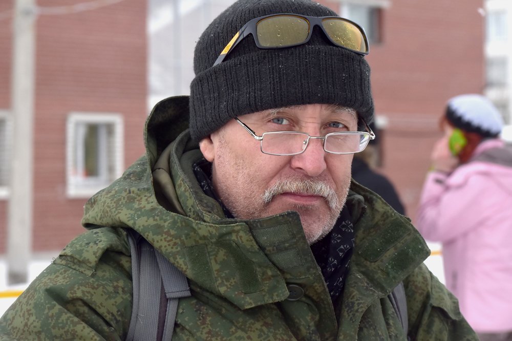 Внимательный взгляд из-под очков