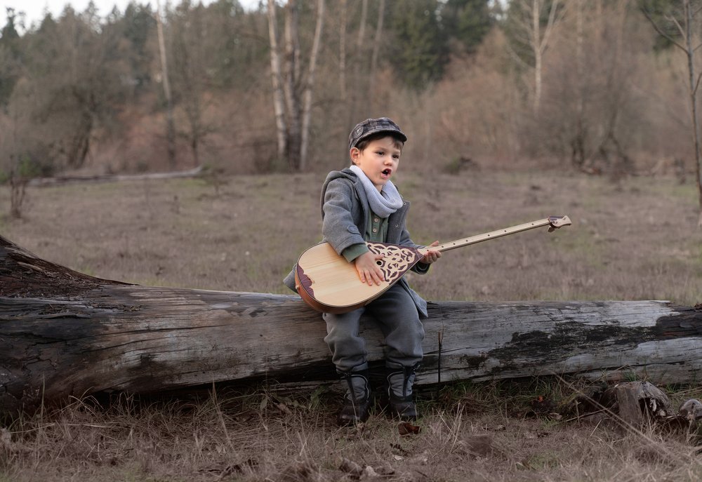 Мальчик играет на домбре!!!