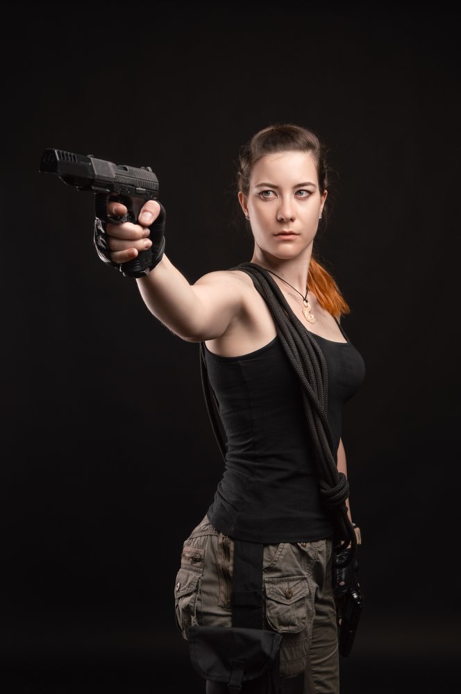 Портрет девушки с оружием