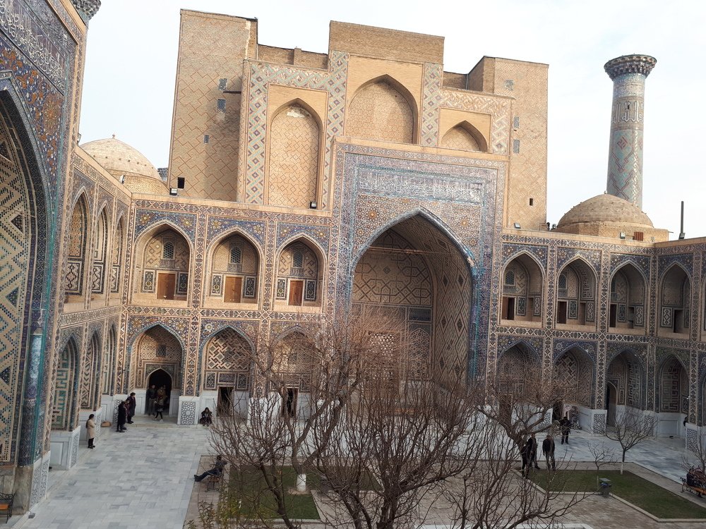 Кельи слушателей во внутреннем дворе медресе Улугбека