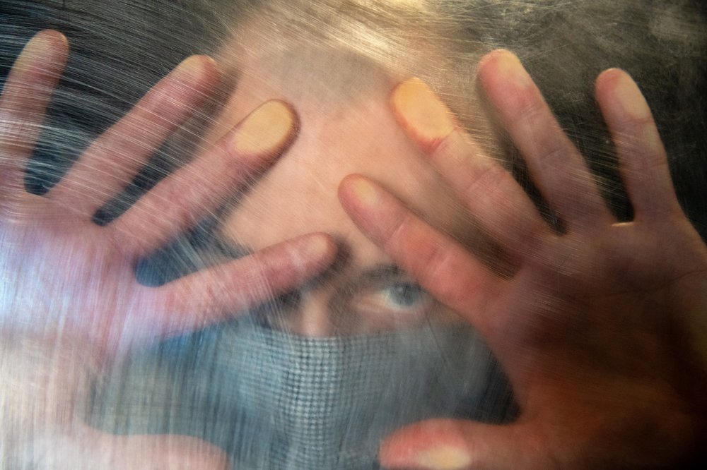 COVYD19, portret za steklom.