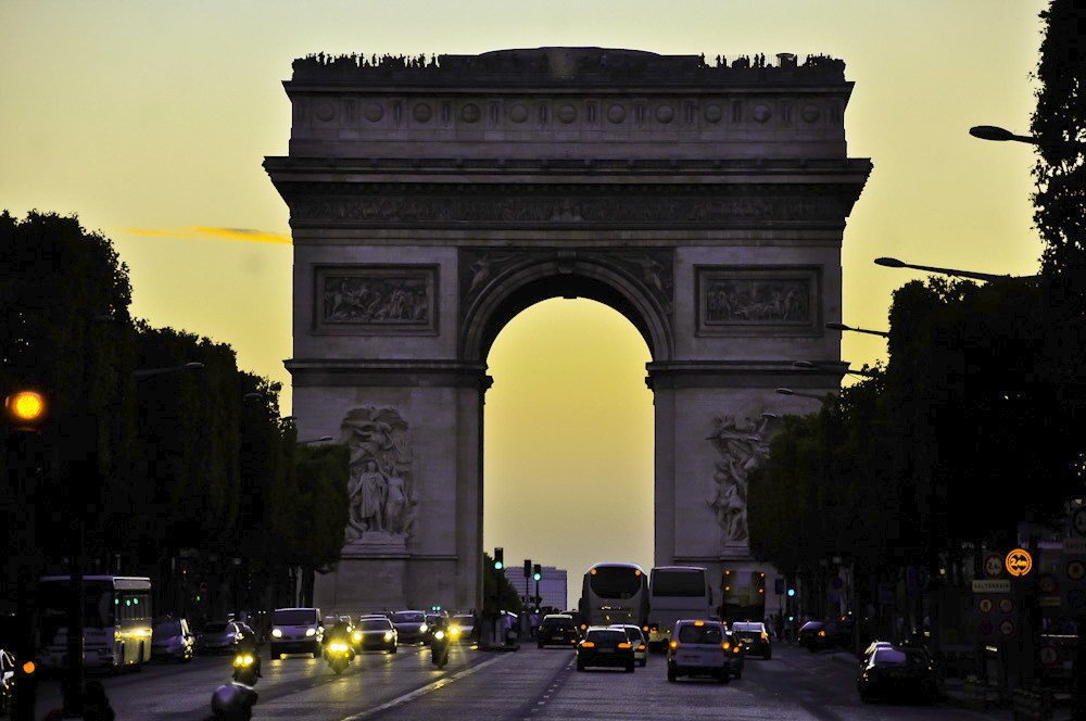 Триумфальная арка в Париже.
